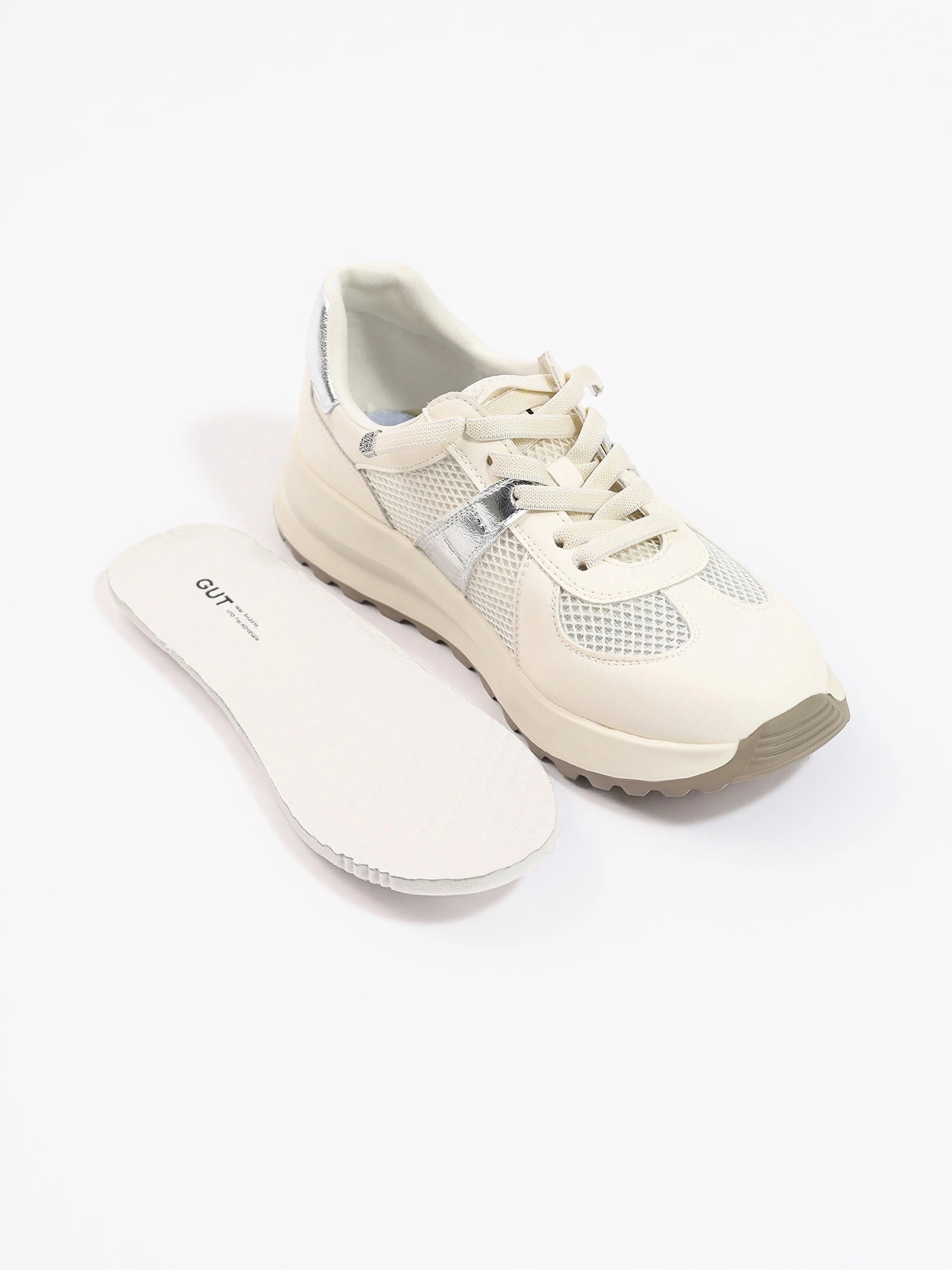 Кроссовки комбинированные белого цвета на средней подошве